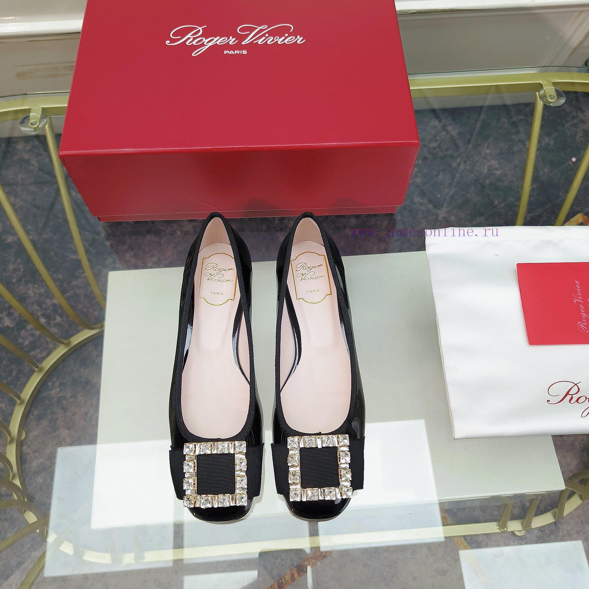 The 2024 RVRoger Vivier draws inspiration from the Belle Vivier collection, while the Tr è sv8kx8qtu - Image 3