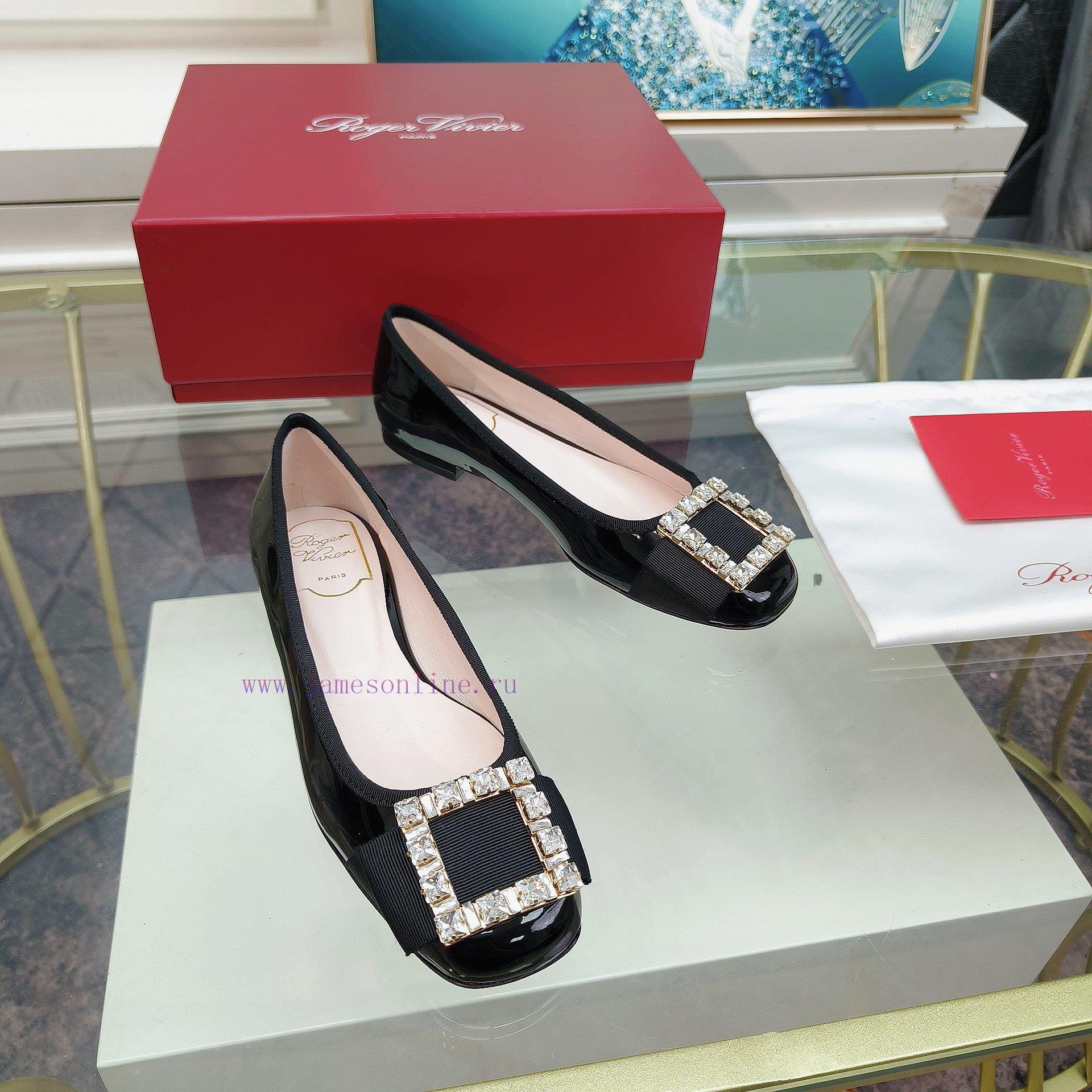 The 2024 RVRoger Vivier draws inspiration from the Belle Vivier collection, while the Tr è sv8kx8qtu - Image 5