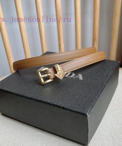 PRADA's elegant Saffiano belt showcases a feminine design with a soft and heartfelt triangul 80qnbyo0