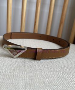 PRADA's belt design is simple yet exquisite. The metal buckle presents the iconic triangular c7l34pip