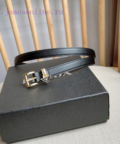 PRADA's elegant Saffiano belt showcases a feminine design with a soft and heartfelt triangul zxzv6bu4