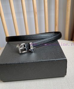 PRADA's elegant Saffiano belt showcases a feminine design with a soft and heartfelt triangul phths1c9