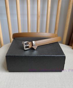 PRADA's elegant Saffiano belt showcases a feminine design with a soft and heartfelt triangul pl57ku4z