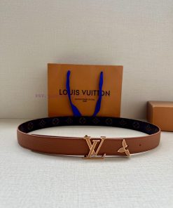 The 3.0-wide Pretty LV double-sided belt features a dazzling metal carved LV Initiales buckl y1z7hp1u