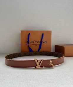 The 3.0-wide Pretty LV double-sided belt features a dazzling metal carved LV Initiales buckl smvx1iwb