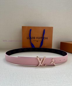 The 3.0-wide Pretty LV double-sided belt features a dazzling metal carved LV Initiales buckl cimm3whj