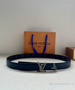 The 3.0-wide Pretty LV double-sided belt features a dazzling metal carved LV Initiales buckl m9pvr00r