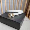 PRADA's elegant Saffiano belt showcases a feminine design with a soft and heartfelt triangul phwxhyvu