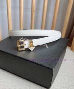 PRADA's elegant Saffiano belt showcases a feminine design with a soft and heartfelt triangul phwxhyvu