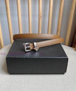 PRADA's elegant Saffiano belt showcases a feminine design with a soft and heartfelt triangul gwuibmca