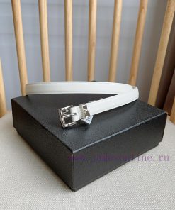 PRADA's elegant Saffiano belt showcases a feminine design with a soft and heartfelt triangul m4goumzu