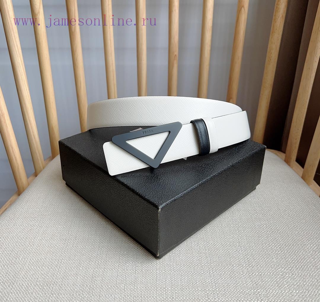 PRADA's buckle style waist belt comes from a multifunctional combination accessory series th eem8e76a