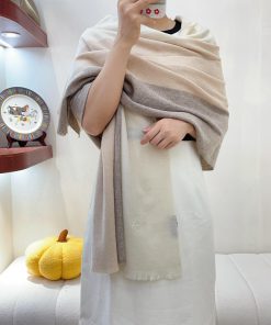 Hermes cashmere has a delicate texture, high-end taste, high-end tonality, and can accommodae2k7mcpd