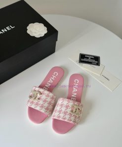 Chanel's New Double Buckle SlippersThis Season's Honey Looks So Good When Dragged On FootThe Up 0nufdxqm