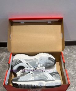 Top Of The Line Nike Zoom Vomero 5 Low Cut Running Shoes In Beige Color. The Upper Is Made Of C xj61frff