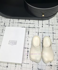 The Design Of The New 2024 Model Of MM6 Digital Logo Pattern Low Heeled Sandals Is Simply Too T nst0coav