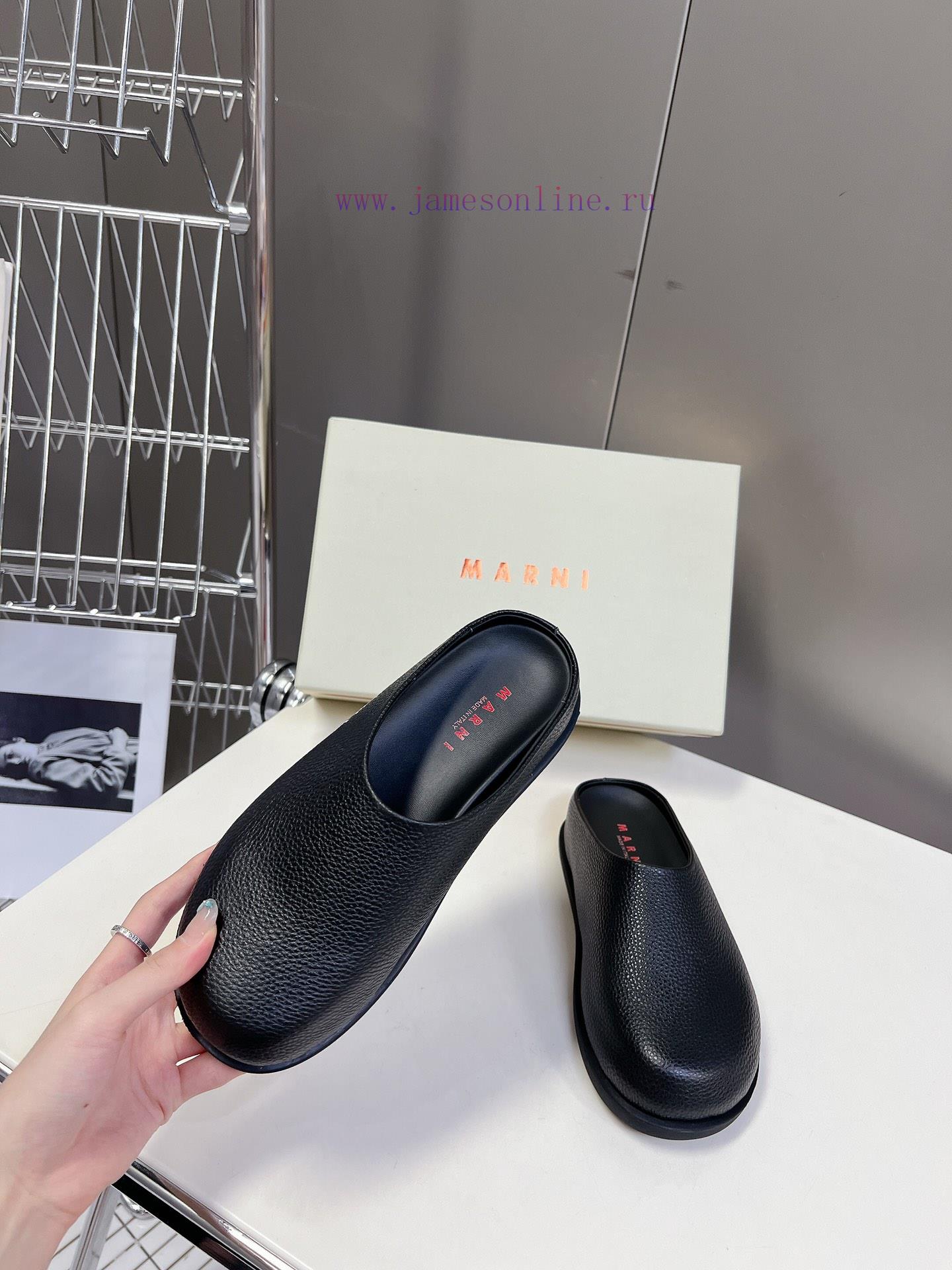 Marni Classic Half Slippers For Spring And Summer: This Pair Of Slippers Has A Contrasting Colo r4xic49n - Image 5