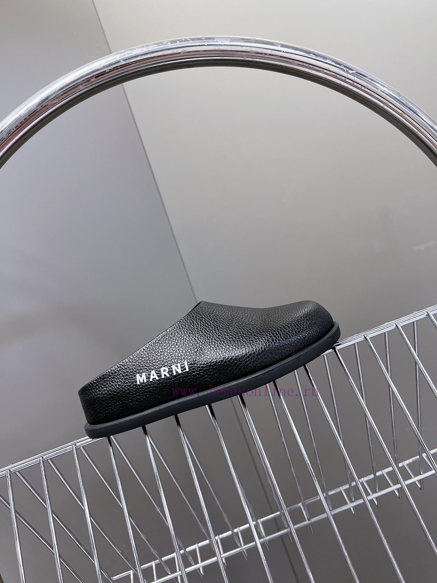 Marni Classic Half Slippers For Spring And Summer: This Pair Of Slippers Has A Contrasting Colo r4xic49n - Image 6