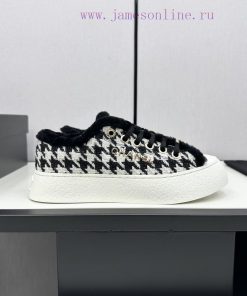 Chanel 2024 Top Casual SneakersThis Classic Design Features A Shoe Upper With A Variety Of Embr 0m3sanbk