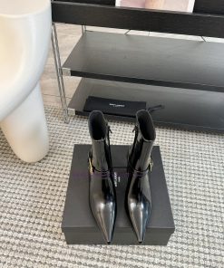 24 New Short Boots: The Pointed Toe And Slim Heel Complement Each Other Adding To The Temperame k7u3y9dx