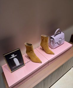 A Beauty That Does Not Belong To This WorldXiaparili Personality Curved Heel Metal Toe Short Bo 41dpcbi1