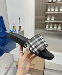 New Product Launched Burberry's New Slippers Are Adorned With The Brand's Three-dimensional Log um2ctjmf