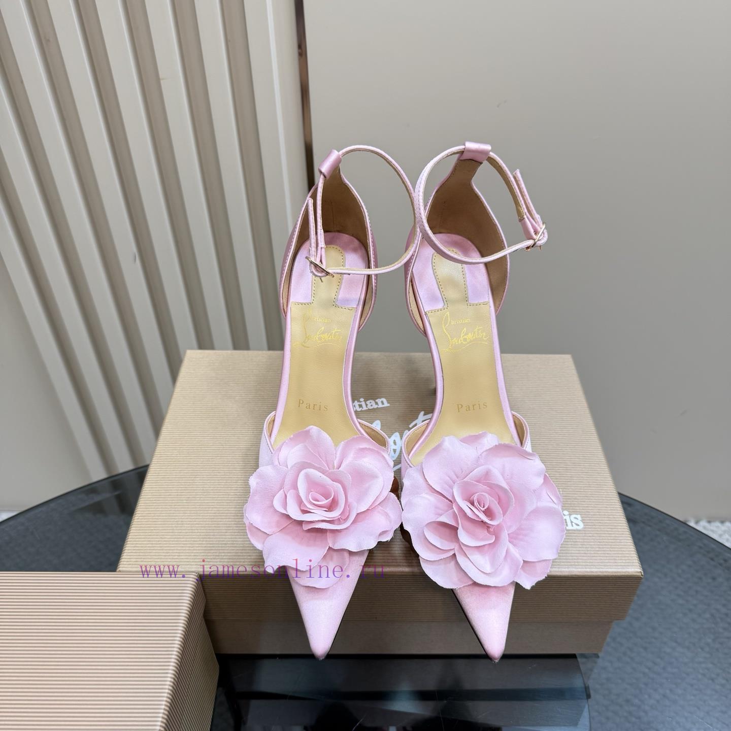 Top TierChristian Louboutin Spring/Summer 2025Yang Mi The Global Brand Spokesperson For Loubout wxry9hcf - Image 3